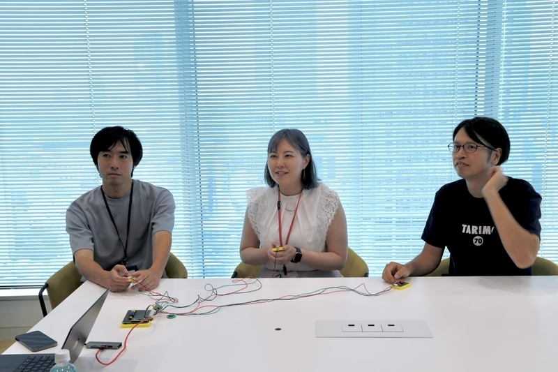 クイズバトルの感想を話す3人の写真