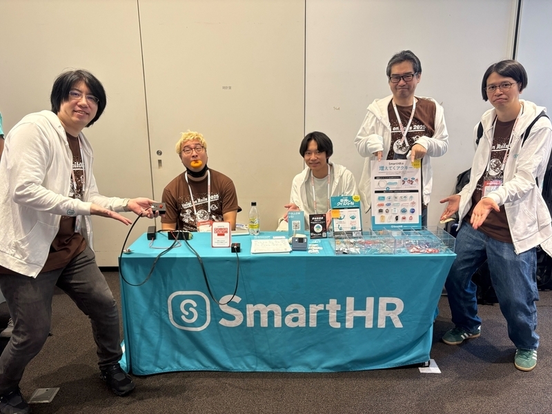 SmartHRブースの写真。ブース内と周辺にSmartHRエンジニアが複数名いる