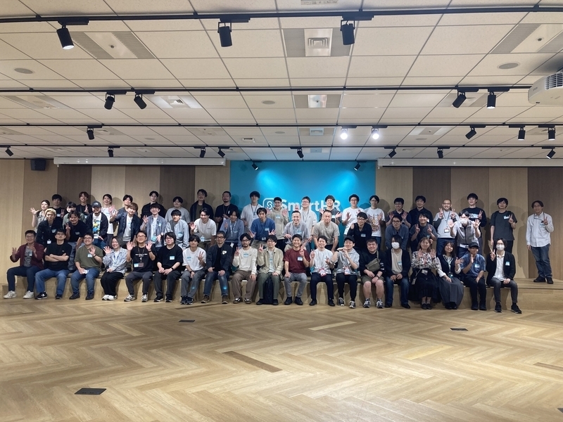 壇上で記念撮影に臨むSmartHRメンバーたち