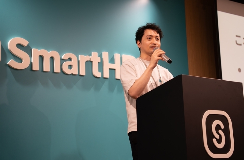 壇上で発表しているshimoさん