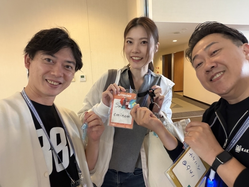 3人がアクキーを持っている