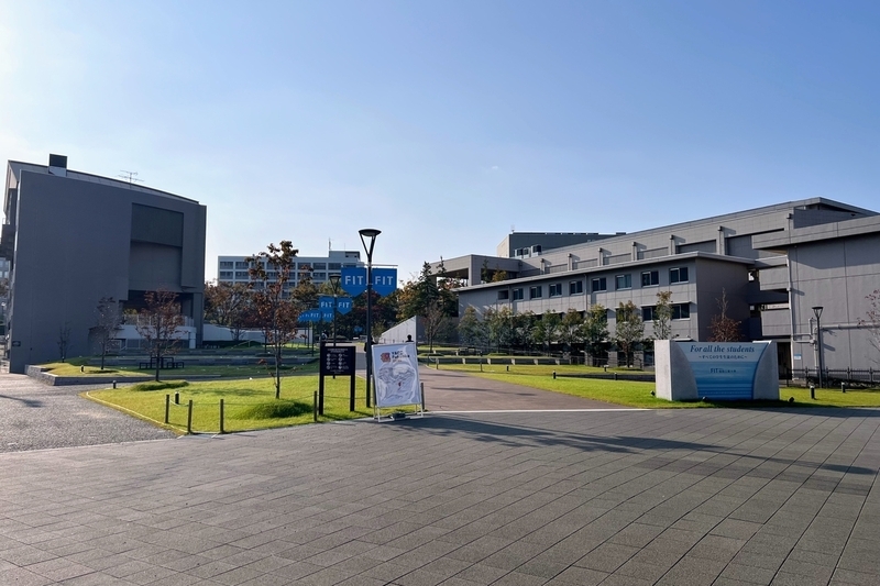 快晴のもと校舎が映っている