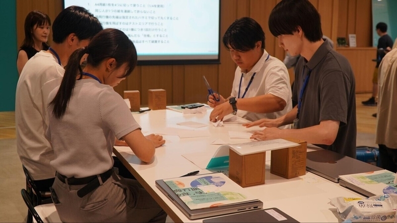 紙飛行機ワークを行なっている様子