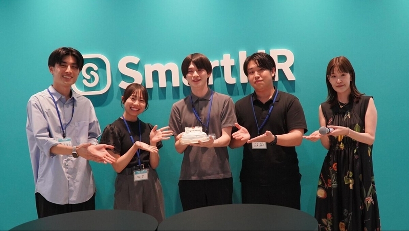お疲れ様でした！副賞のケーキを持って記念撮影している様子