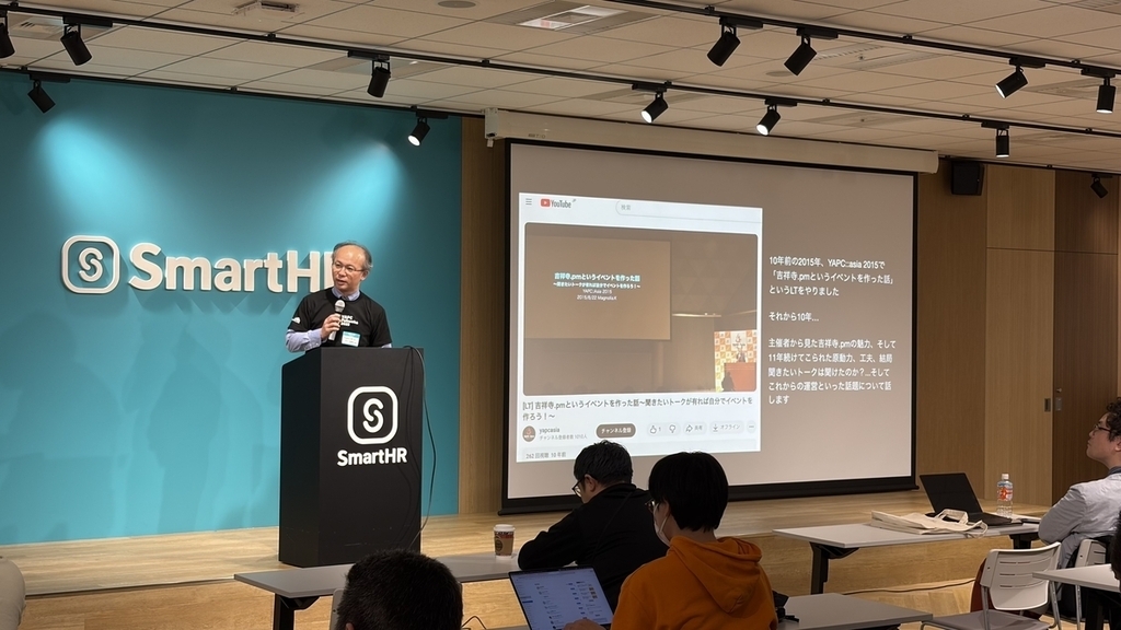 10年前、YAPC::asia 2015がきっかけで吉祥寺.pmを立ち上げた話が語られているスライドがスクリーンに映っている