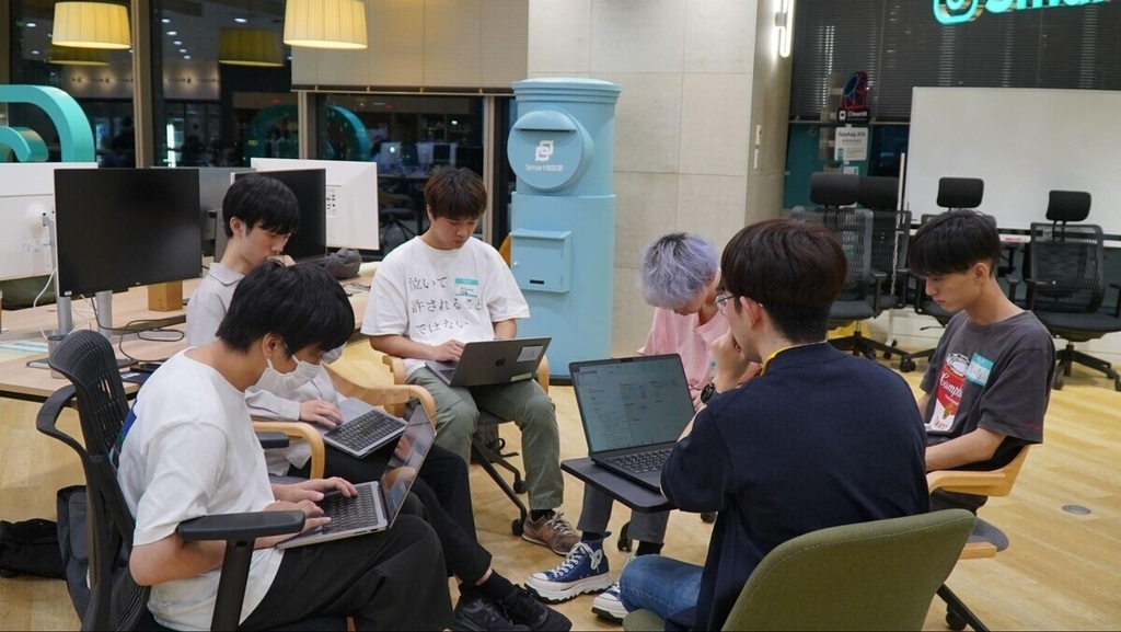 集中して開発に打ち込む様子
