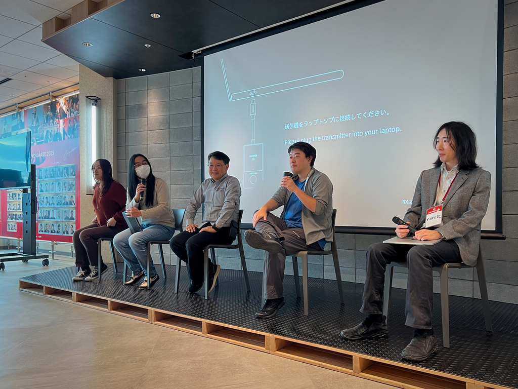 5人のRubyリリースマネージャーがスクリーンの前で椅子に座っている