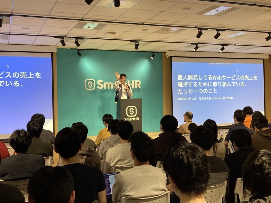 登壇する a-know さん