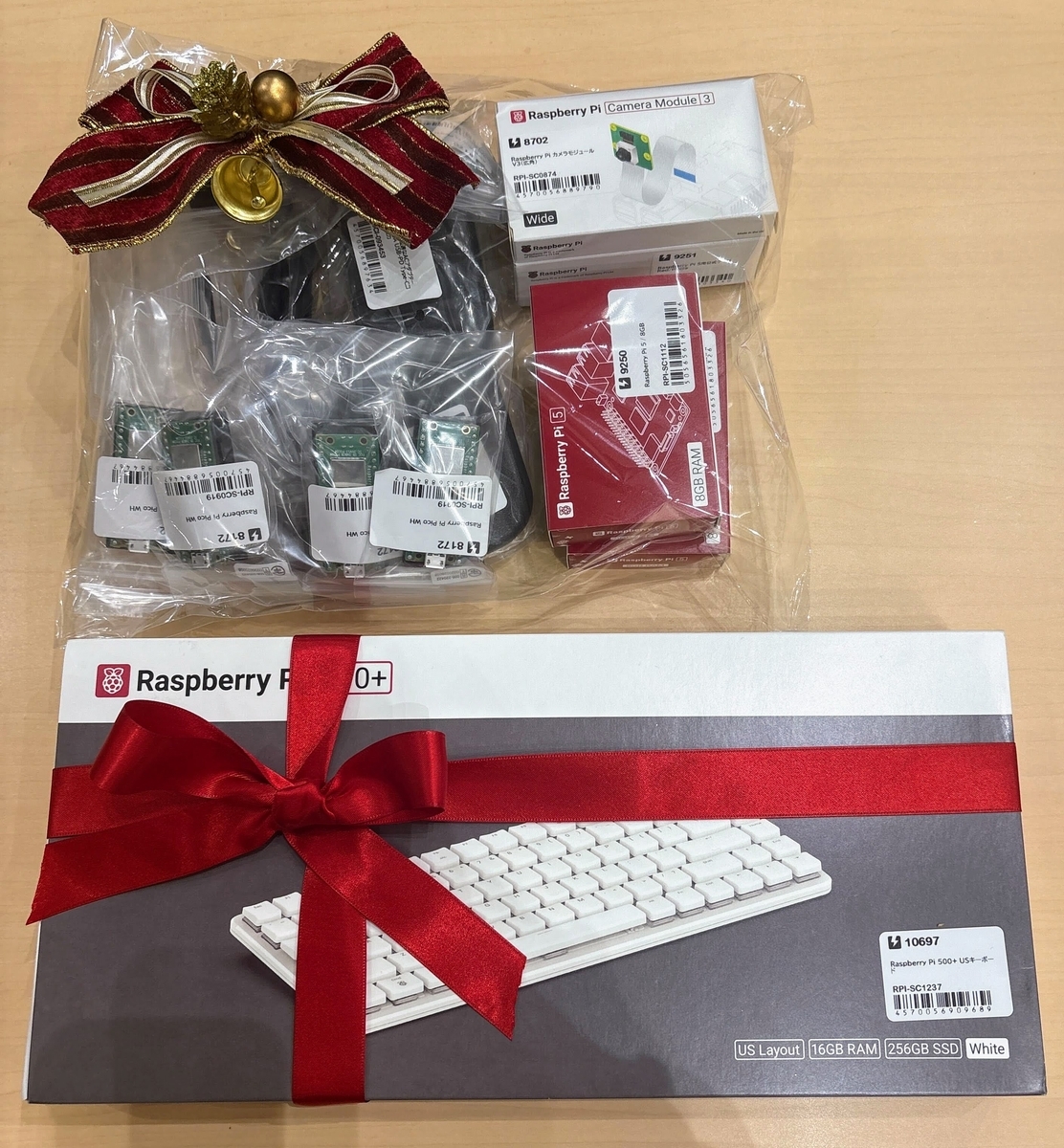 リボンでラッピングされたRaspberry Piの詰め合わせ