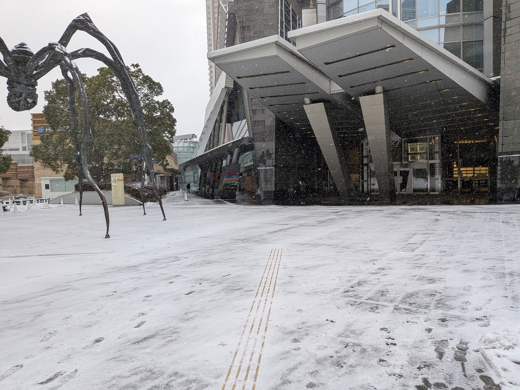 雪が降り積もっている六本木ヒルズ