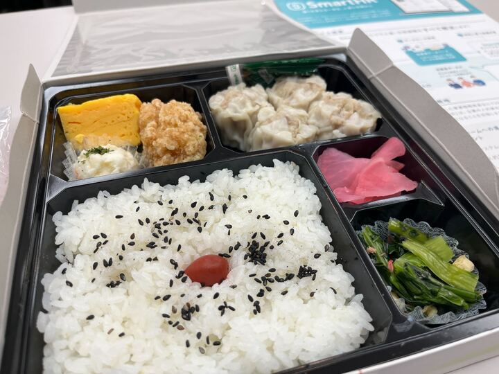 ランチスポンサーとして配布したお弁当が写っている。唐揚げと焼売が並んでいる