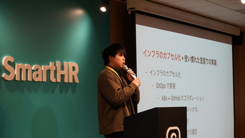 真剣な眼差しでマイクを片手に語る男性