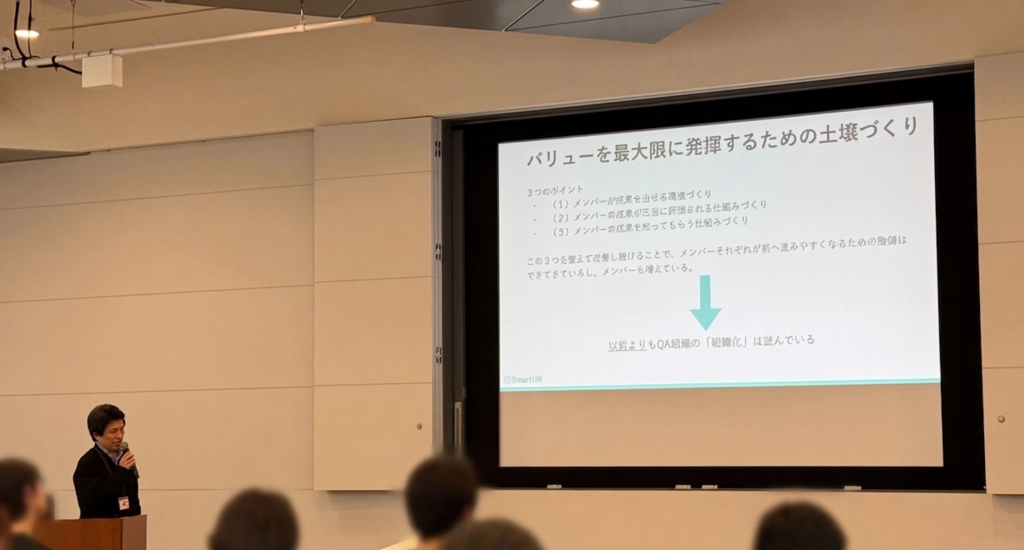 会場で登壇中のtarappoとスライドが表示されている