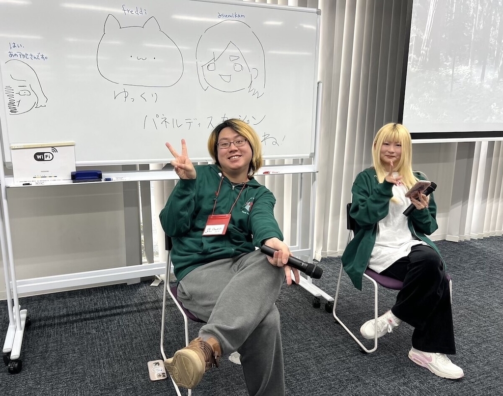 パネルディスカッション前の一幕。freddiさんとasumikamさん