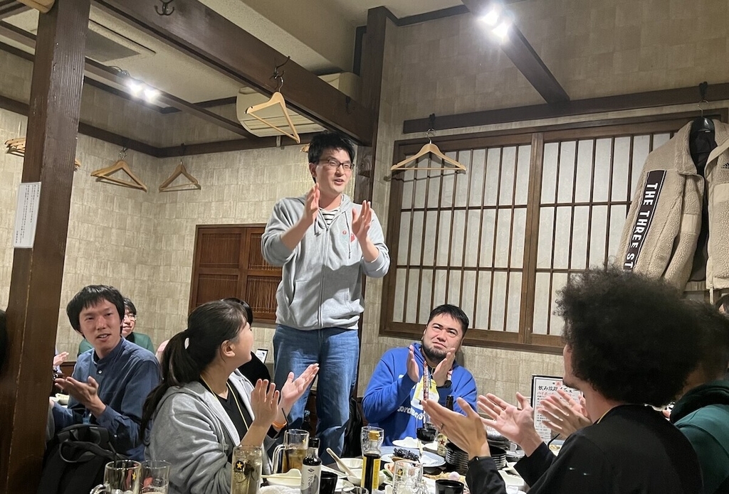 当日は懇親会もありました。「博多手一本」を頑張るudzuraの様子