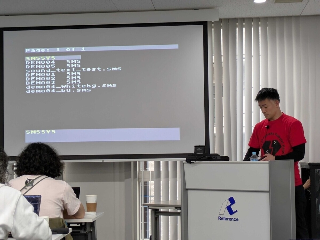 Yokooさんのご登壇。スライドがハードウェアの上で動いている！