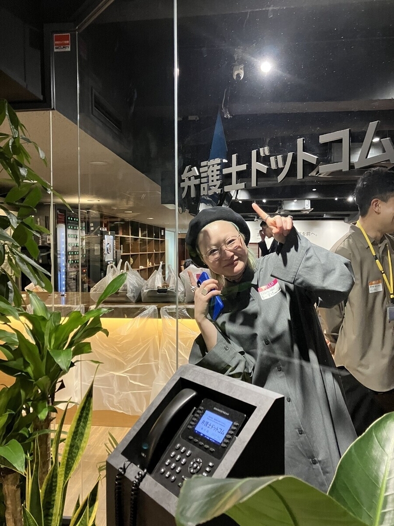 弁護士ドットコムさんのロゴの後ろに回り込むことに成功した 16bit_idol さん