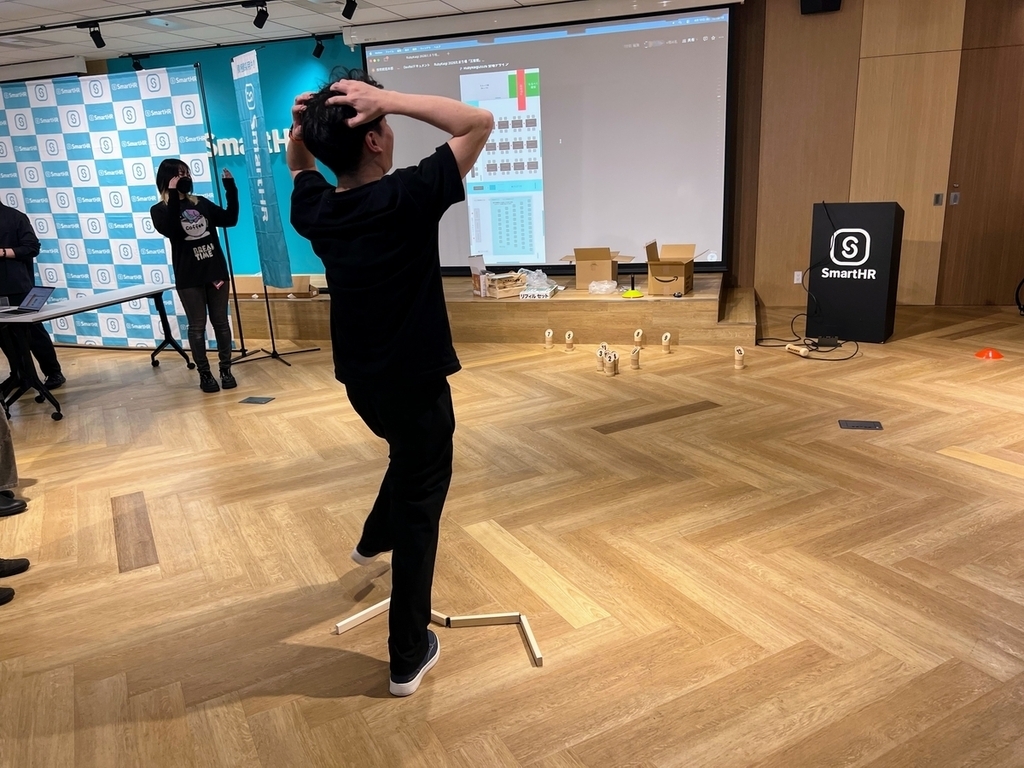 SmartHRのイベントスペースでモルックを行っている