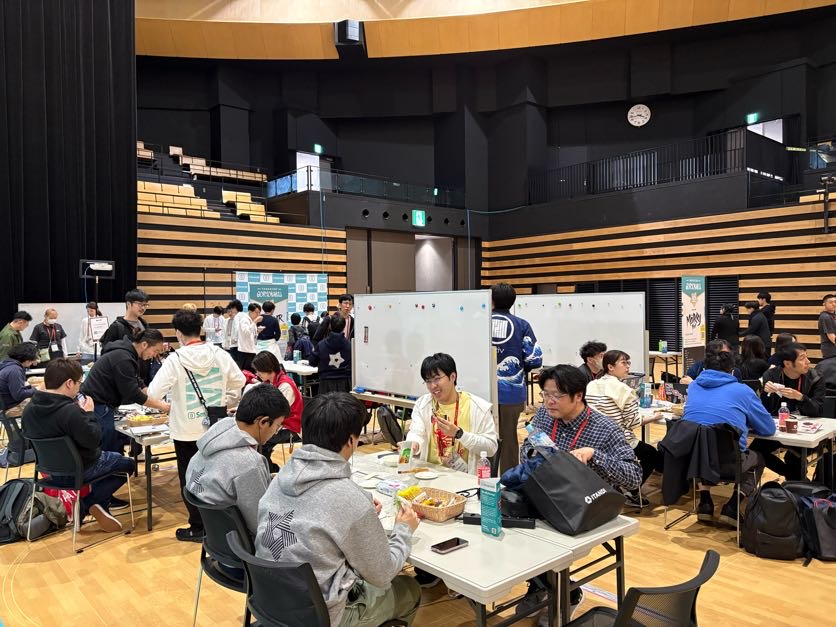 たまり場で参加者が集まっている様子