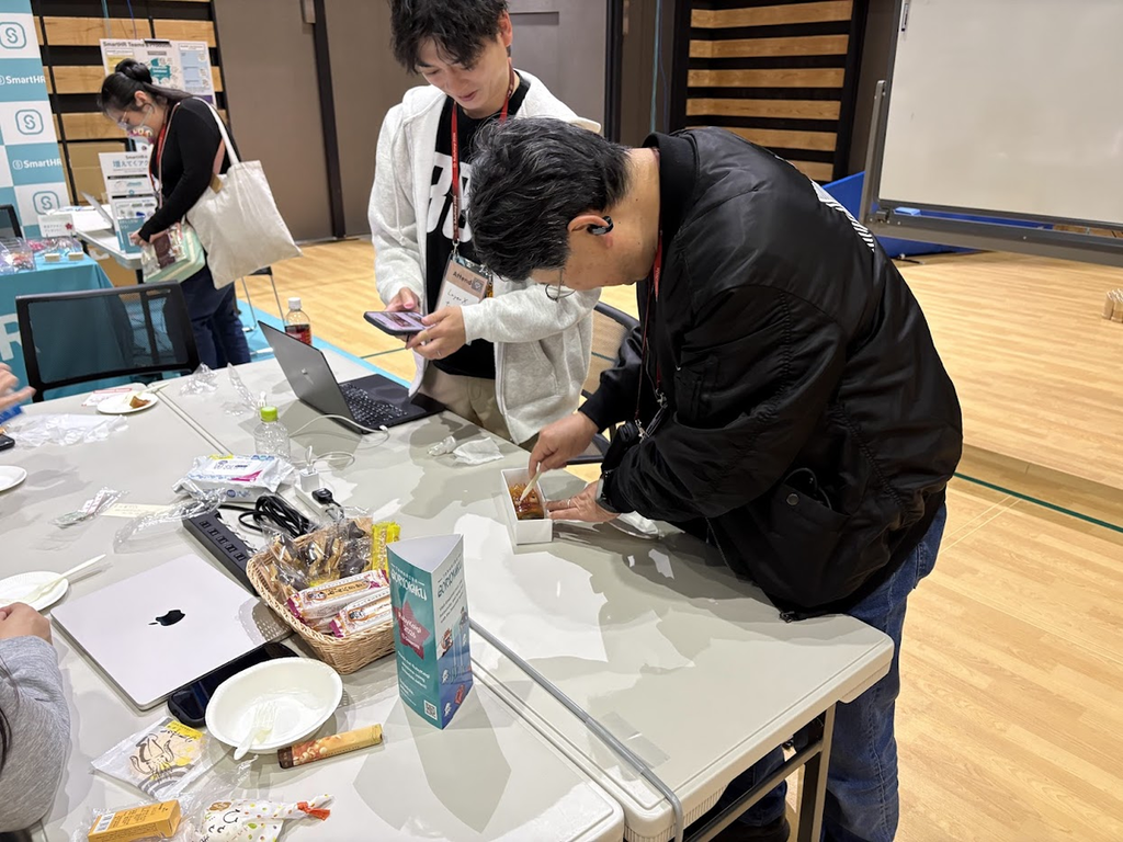 Matzがイカようかんを切っている様子