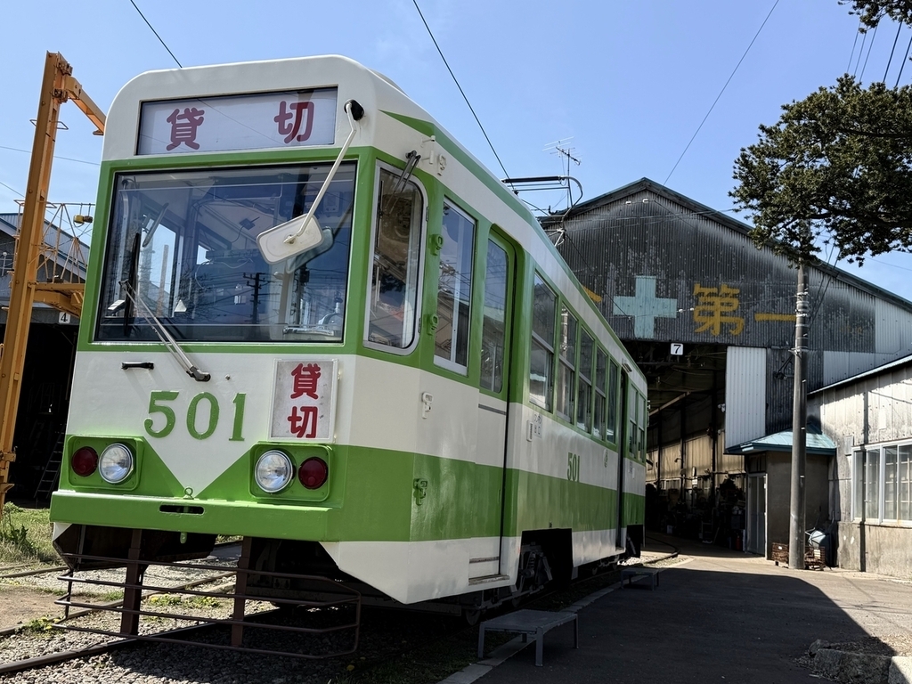 駒場車庫前停留場に停車している貸切の函館市電車両