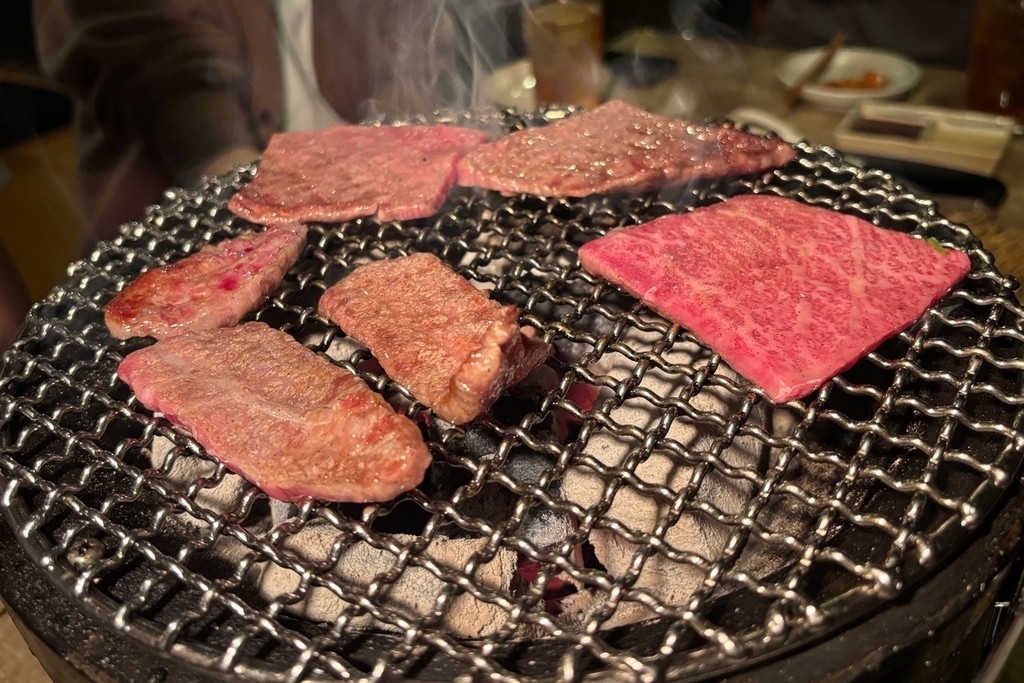 網の上で焼かれている焼肉