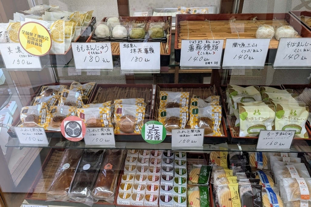 会場近くの和菓子屋「松野屋」に並ぶ和菓子