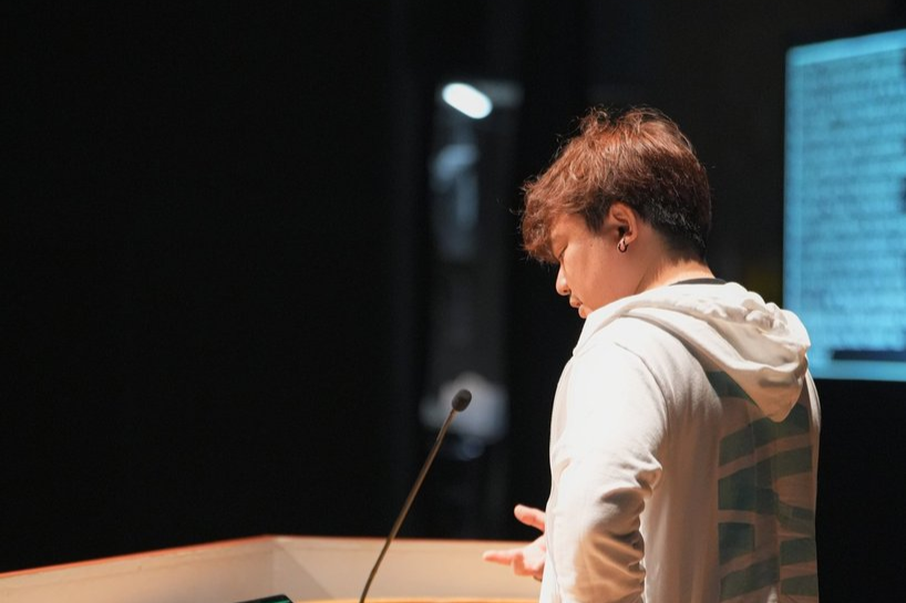 RubyKaigi 2026で、わいだーさんがステージ上で発表している様子を舞台袖から撮影した写真