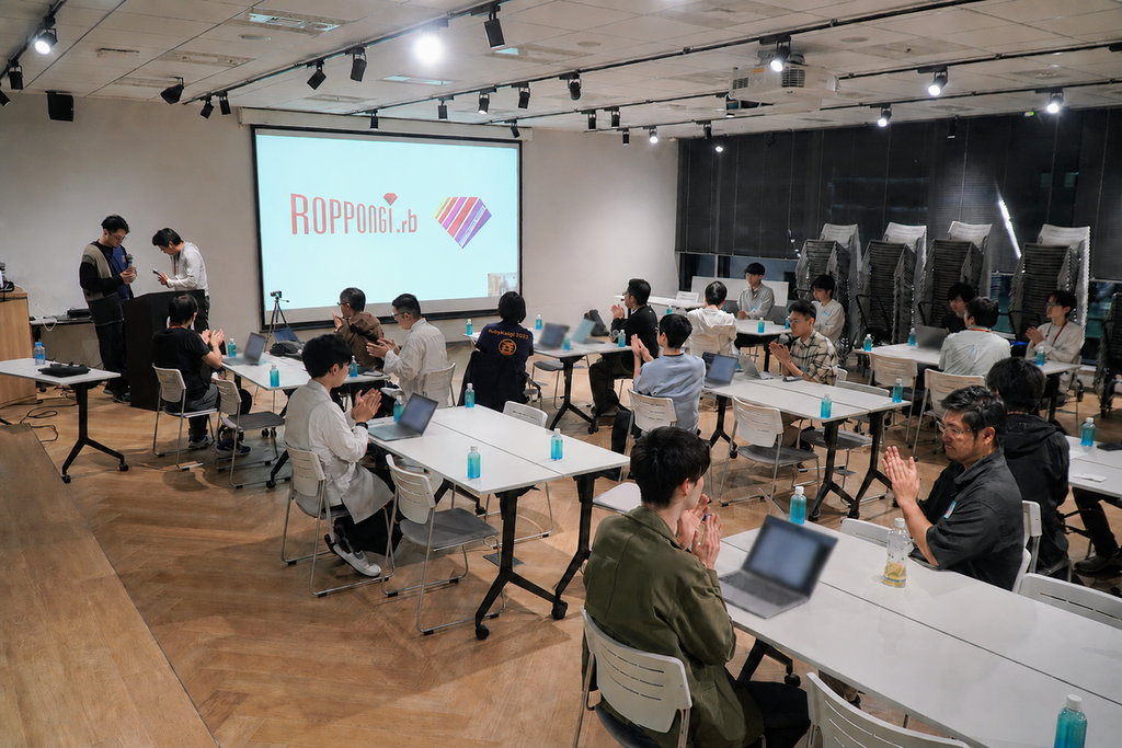 Roppongi.rbとOmotesando.rbの合同開催で、複数の参加者がテーブルを囲んで交流している様子