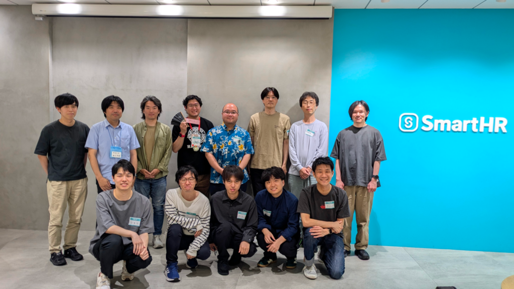 勉強会の参加者が2列に並び、カメラに向かって写った集合写真