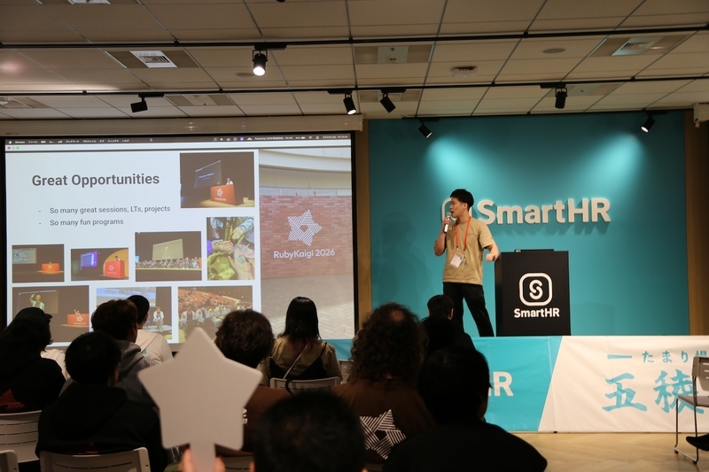 「Great Opportunities」という英語のスライドを背に、ステージの上で身振り手振りを交えながら全編英語でのLTを堂々と披露するa2cさん