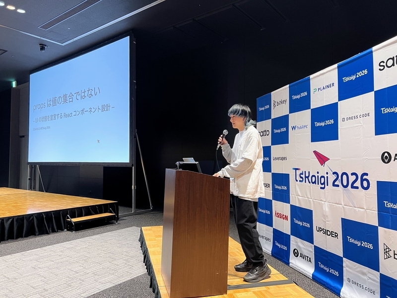 男性(nabeliwo)が大画面スライドを映しつつ発表をしている