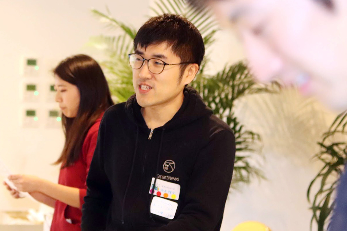 f:id:smartnews_jp:20190329111152j:plain 参加者と話すCEO浜本