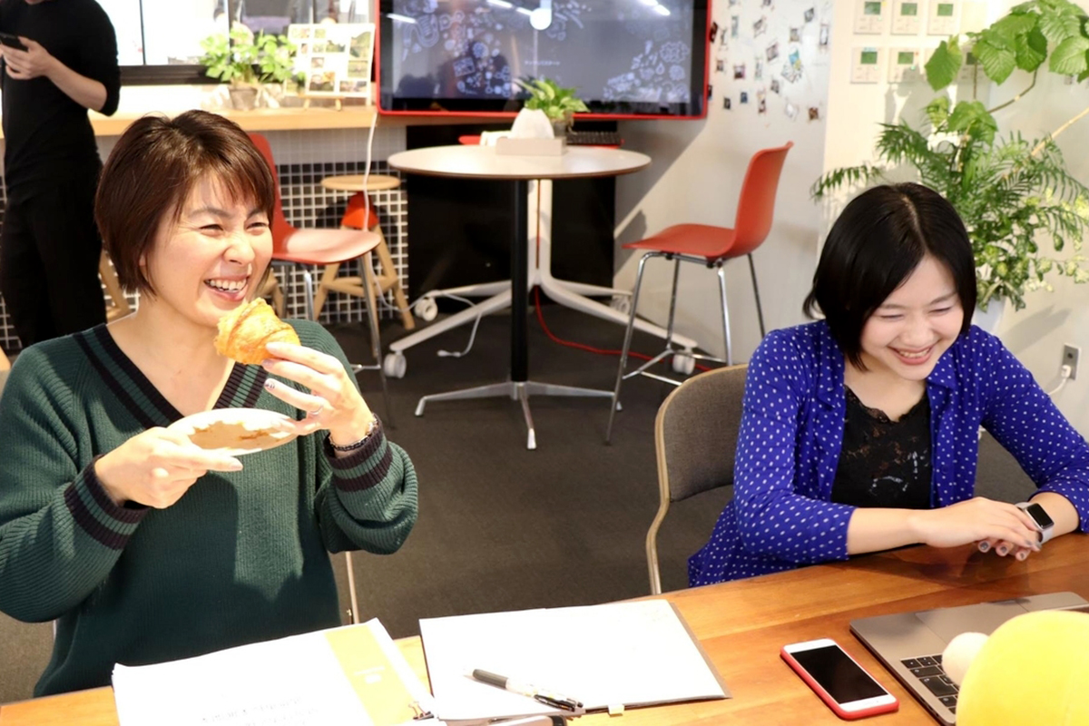 f:id:smartnews_jp:20190410172043j:plain クロワッサンを頬張る中井さんと笑顔の岩塚さん