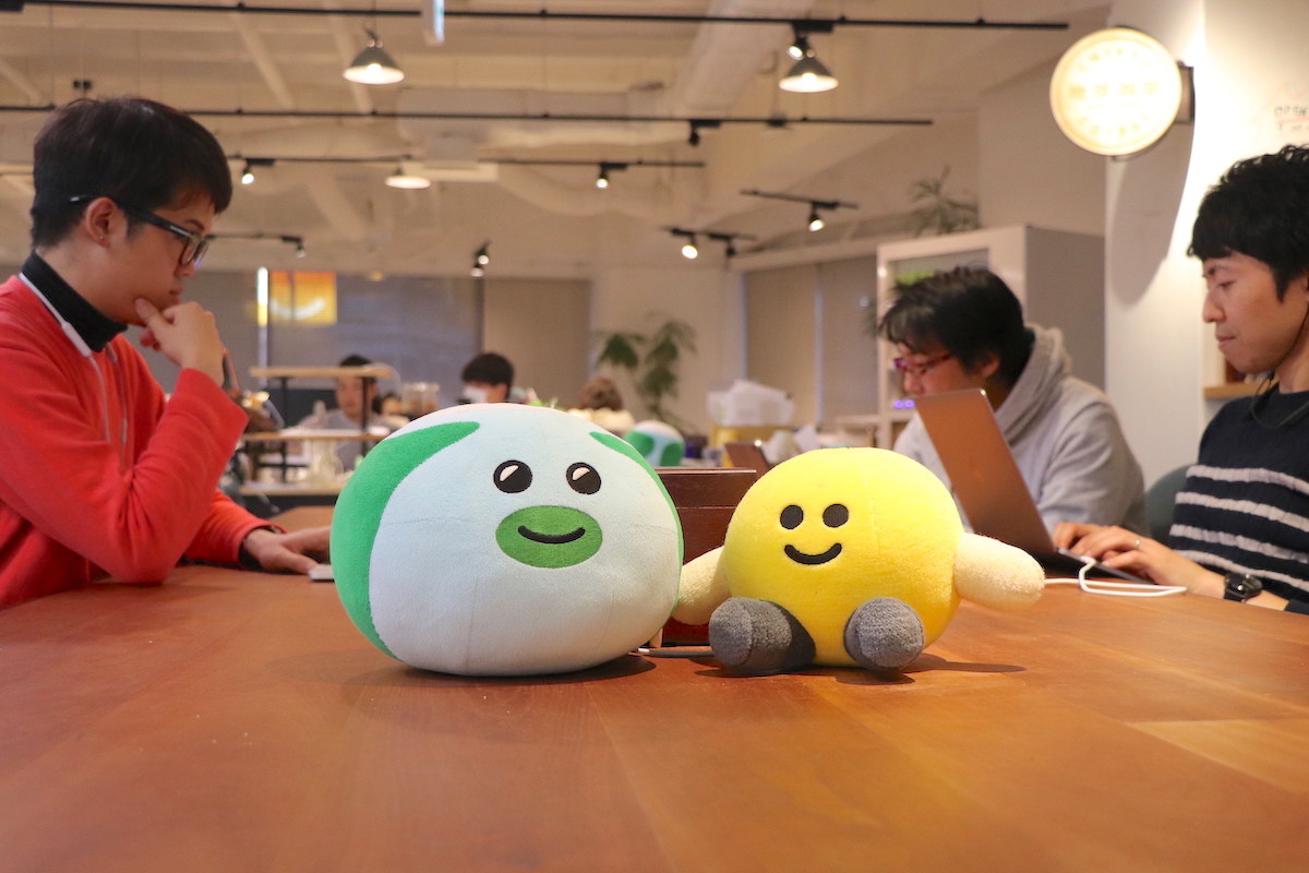 f:id:smartnews_jp:20190410181004j:plain 地球くんとエキストラの方がいるフリースペースのテーブル。いろいろな人がここに仕事をしに集まって来ます。