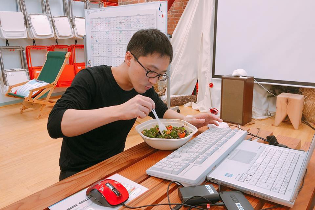 f:id:smartnews_jp:20190514113207j:plain サンフランシスコ出張にも、WindowsPCと巨大キーボードを持ち歩く熊野。
