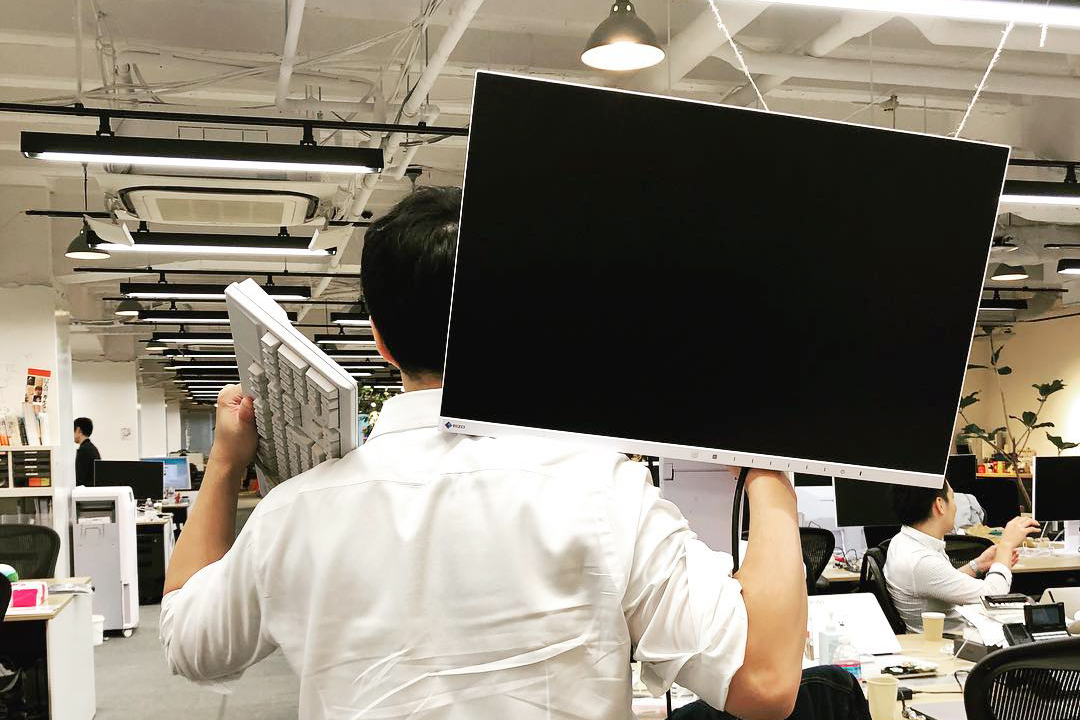 f:id:smartnews_jp:20190514114158j:plain 経営陣と数字の議論をするために、大きなディスプレイとキーボードで挑む熊野。