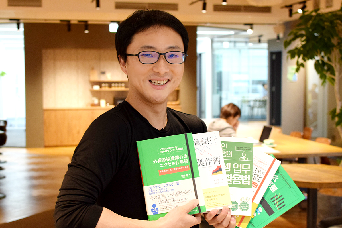 f:id:smartnews_jp:20190517165327j:plain 執筆した本(世界40万部を出版)を両手にドヤ顔をきめる熊野