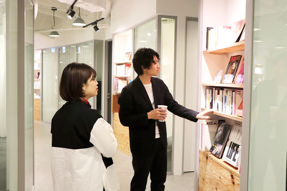 f:id:smartnews_jp:20190522104553j:plain ドリンクを片手に本を物色するスマートニュースメンバー