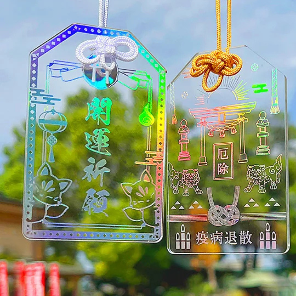 金色の箔押しが施された透明アクリルお守り