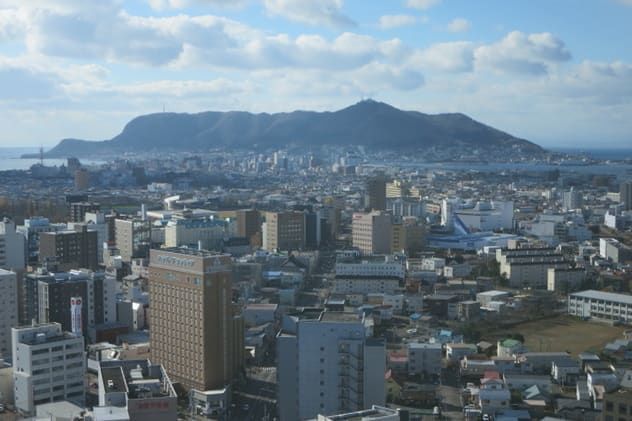 五稜郭タワーの展望台からみる函館山