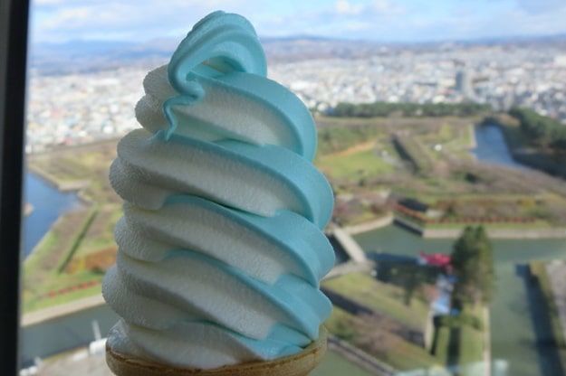 五稜郭タワーの展望台で食べるソフトクリーム