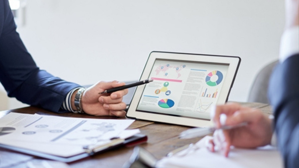 タブレットでグラフを見るビジネスパーソン