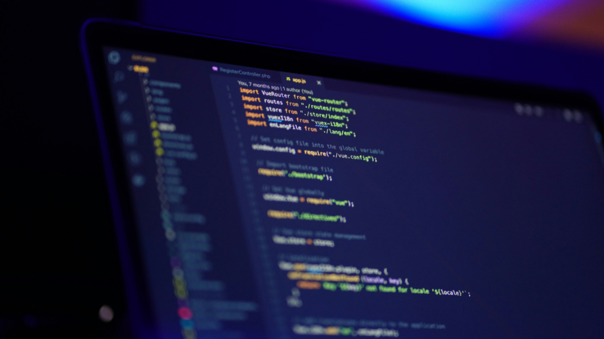 パソコンモニターにプログラミングコードが表示されている