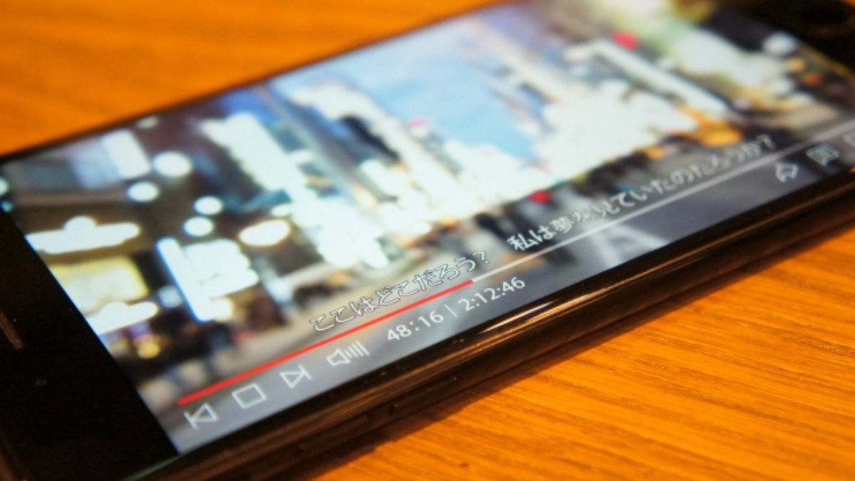動画が再生されているスマートフォン
