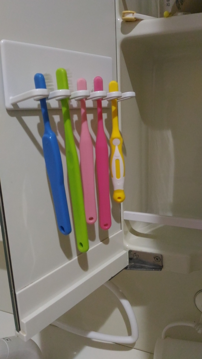 歯ブラシ立てを吊るすタイプにしてスッキリ楽になりました Smile Everyday S Blog