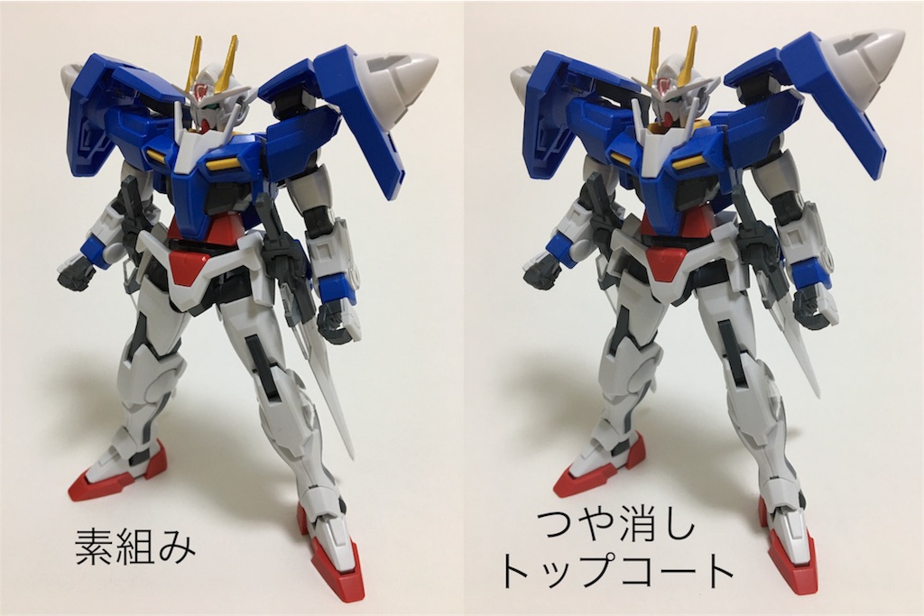 Gunpla bleu, blanc et rouge photographié avant et après l’application d’un topcoat mat.