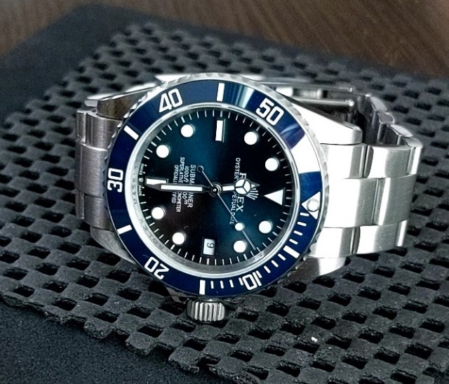 青ベゼル×黒文字盤のサブマリーナー・Ref.126619LB | ロレックス