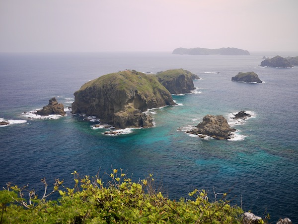 鰹鳥島とそれに続く島々