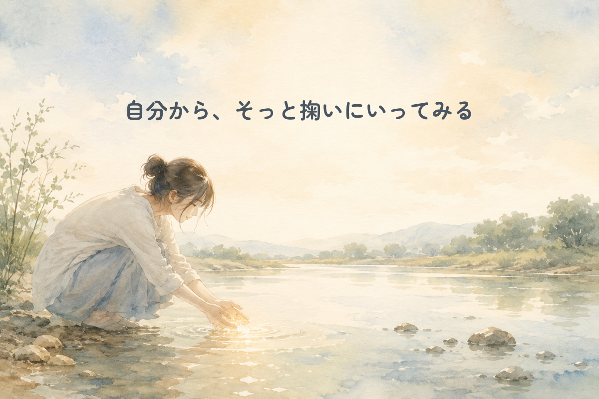川辺でしゃがんだ人物が、両手を水面に差し出して光を含む水をそっと掬おうとしている水彩風イラスト